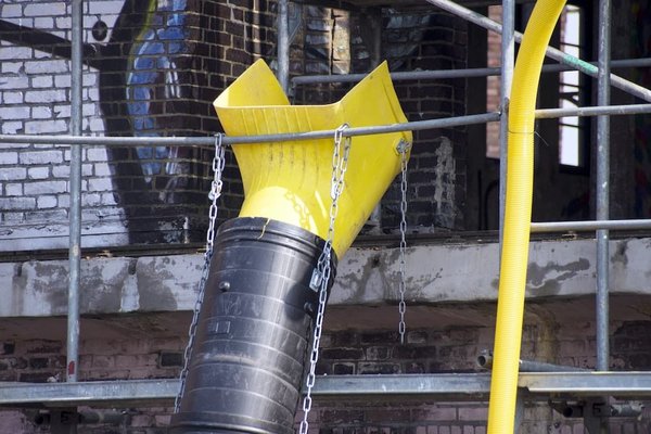 Pourquoi est-il essentiel de maîtriser les techniques de chute dans les arts martiaux et comment les pratiquer en sécurité?